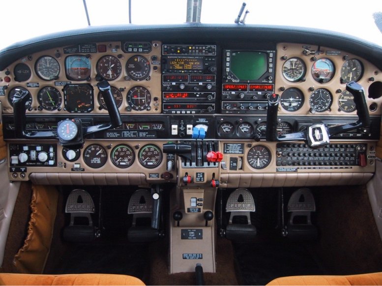 A Picturerealistic Panel For The Twin Piston Engine Aircraft Piper Seneca V (Fs 2002 Pro)
