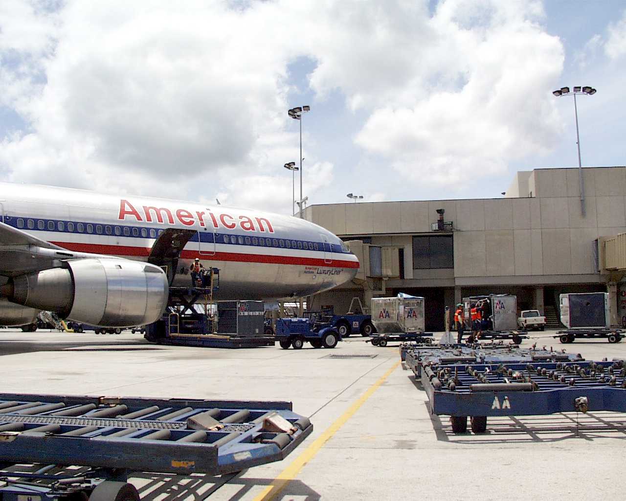 This Is A Cool Screensaver For American Airline And United Airline Lovers